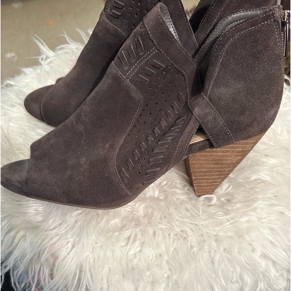 Vince Camuto Ebelin Suede
Cone-Heel Shootie Dark Grey Size 9.5 - Picture 4 of 8